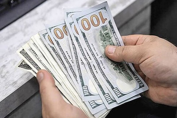 چه عواملی باعث کاهش قیمت دلار می‌شود؟